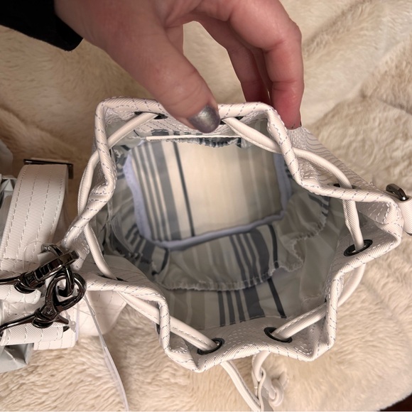NWT Lug Whirlybird Satin Luxe VL Crossbody Bucket Bag Purse - White - Picture 8 of 9